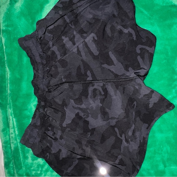 Lululemon Hotty Hot Shorts Sz 8 tall - Picture 4 of 5